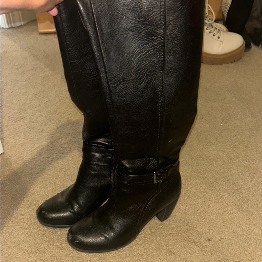 Black Over the Knee Boots with Sleek Silhouette